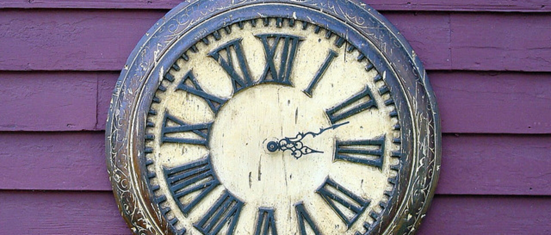Uhr, welche die kurze Lebensdauer von Facebook-Posts symbolisiert