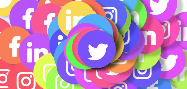 Auf dem Bild sind farbig die verschiedenen Icons der bekannten Social Media Apps abgebildet, z. B. Twitter, Facebook, Instagram oder LinkedIn.