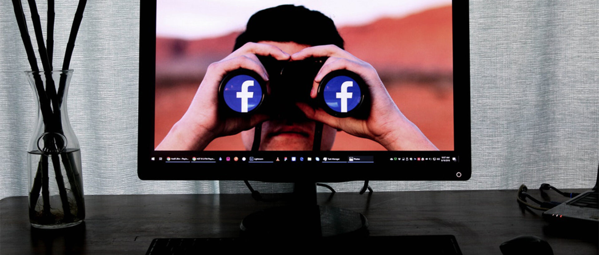 Fernglas auf dem Laptop sinnbildlich für Facebook und der neue Qualitätsindex
