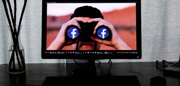 Fernglas auf dem Laptop sinnbildlich für Facebook und der neue Qualitätsindex