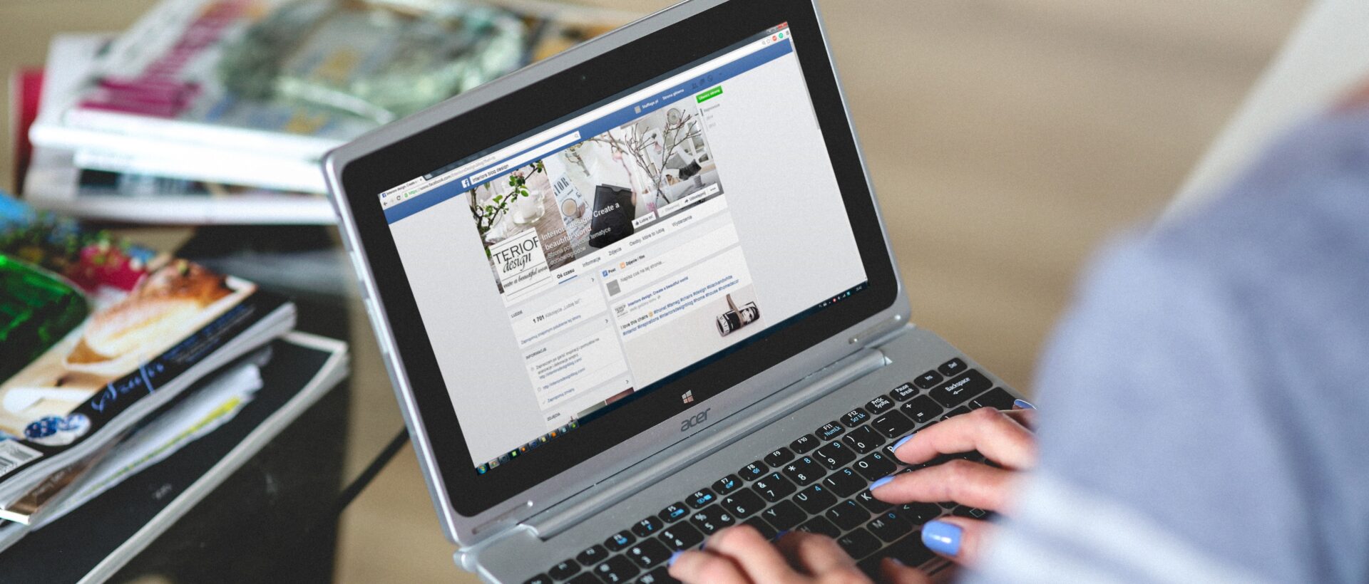 laptop auf knien, facebook seite offen