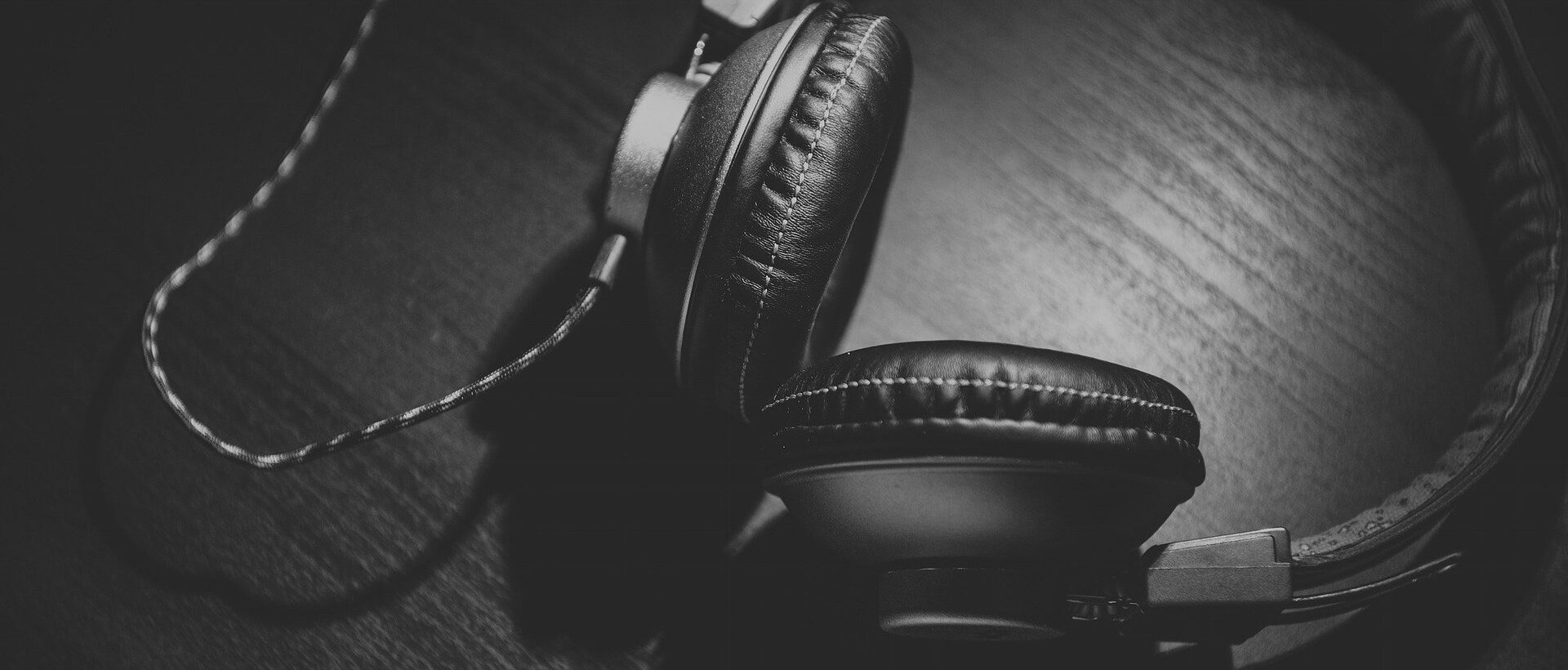 Kopfhörer sinnbildlich für Podcasts und Podcast Marketing im Marketing-Mix xeit