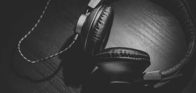 Kopfhörer sinnbildlich für Podcasts und Podcast Marketing im Marketing-Mix xeit
