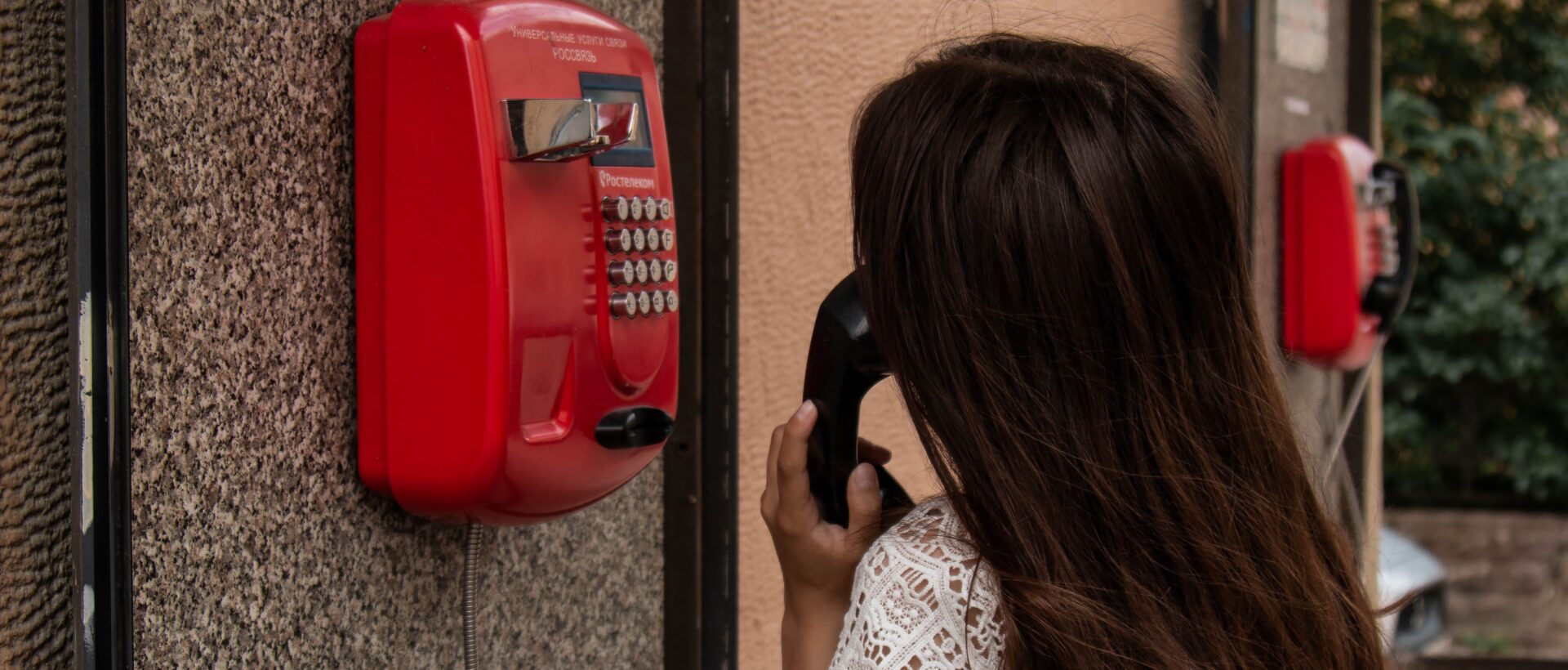 Heute möchten viele nicht mehr mit dem Kundendienst telefonieren, so wie die Frau auf dem Bild.