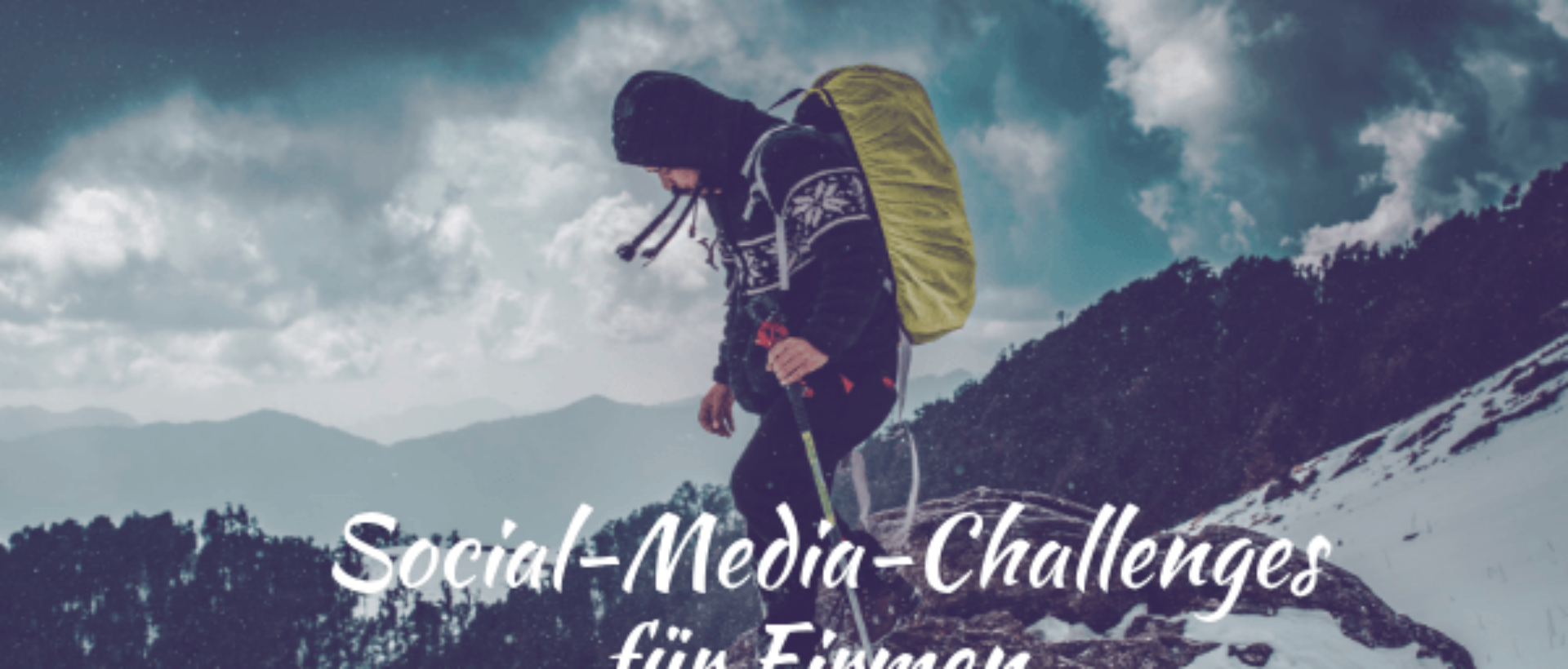 Ein Bergsteiger steht auf dem Gipfel und hat den Aufstieg bewältigt. In weissem Text davor steht Social-Media-Challenges für Firmen. Das Bild symbolisiert die Challenge.
