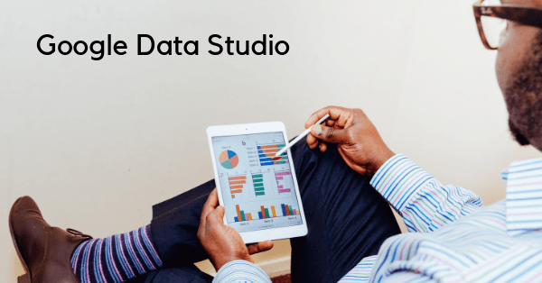 Google Data Studio ist der Titel des Bildes. Ein Mann sitzt und schaut sich ansprechend gestaltete Datenberichte an.