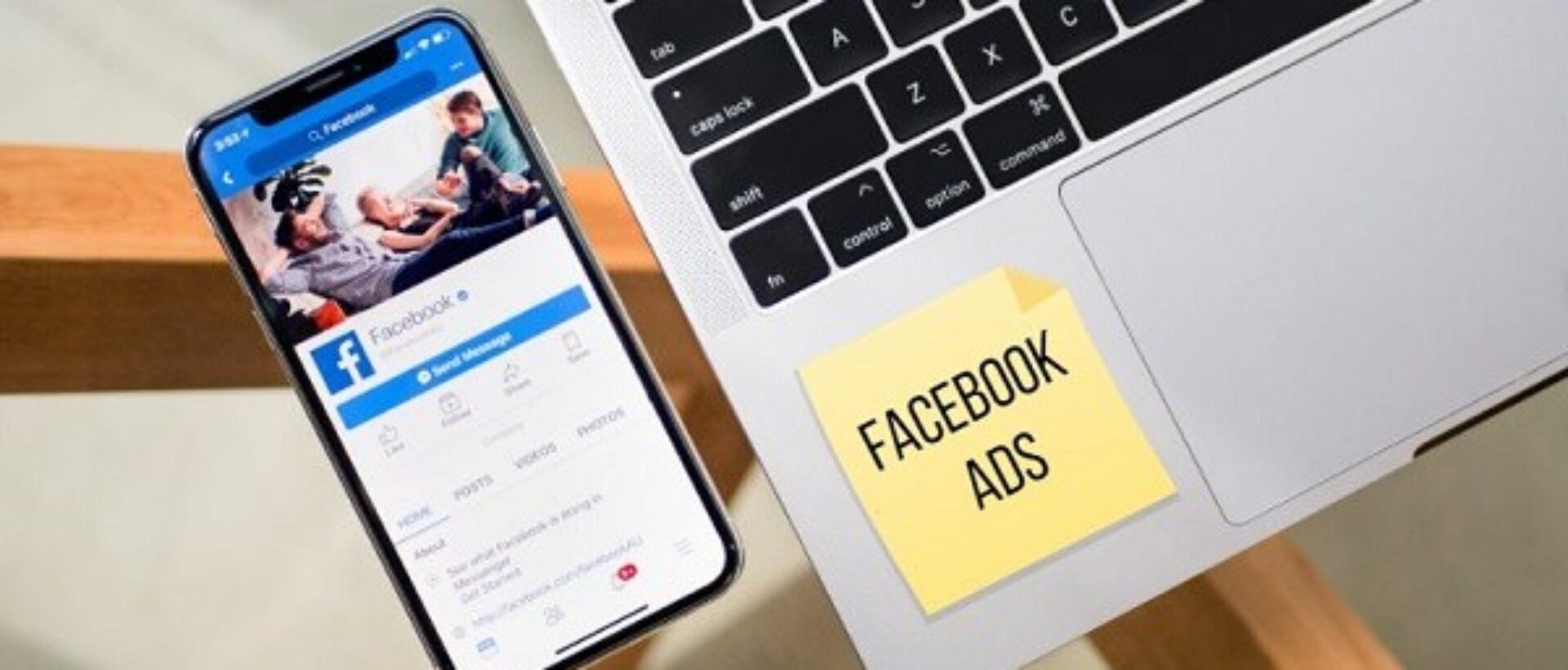 Natel auf dem Facebook geöffnet ist sinnbildlich für Facebook-Werbung und Tipps für erfolgreiche Facebook Ads von xeit