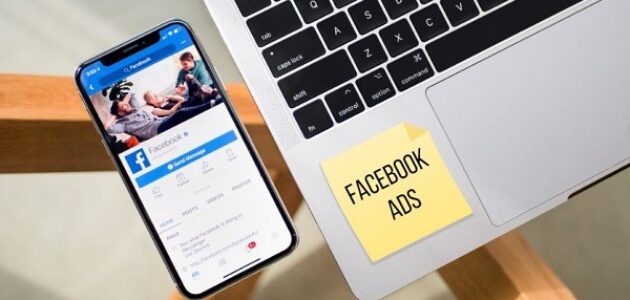 Natel auf dem Facebook geöffnet ist sinnbildlich für Facebook-Werbung und Tipps für erfolgreiche Facebook Ads von xeit