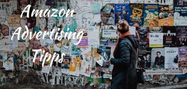 Amazon Advertising Tipps für effektive Werbung: Frau schaut an die Wand voller Werbung
