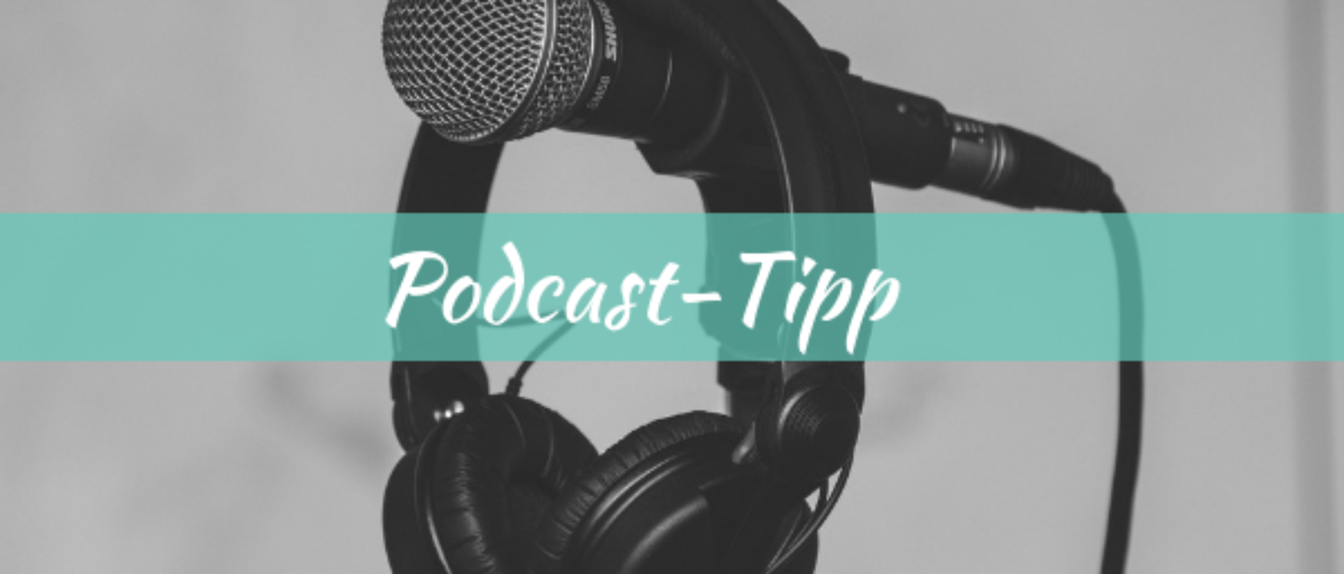 kopfhörer und mikrofon mit schriftzug "podcast-tipp"