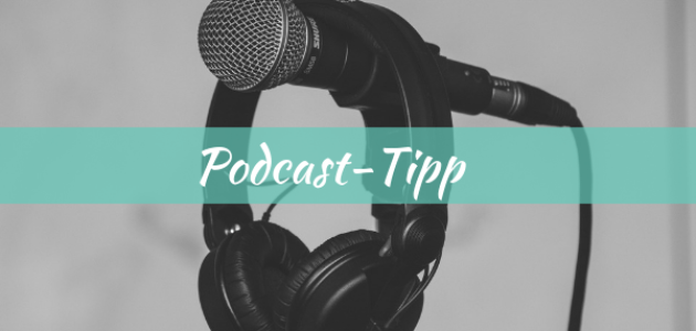 kopfhörer und mikrofon mit schriftzug "podcast-tipp"