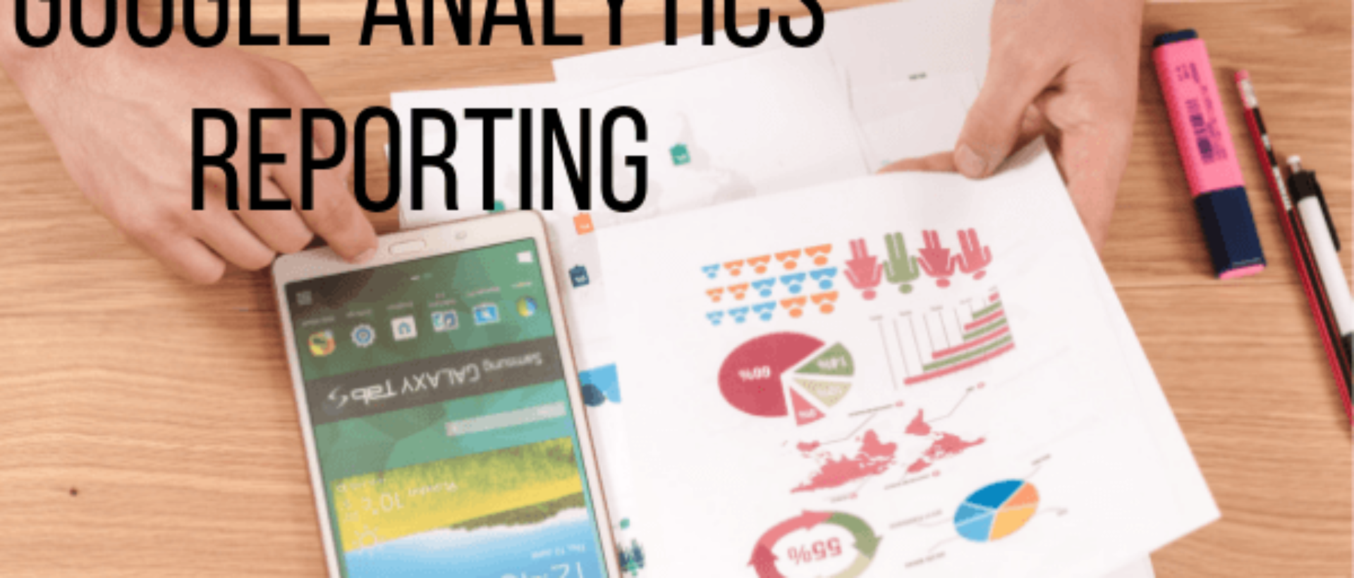 Das Google Analytics Reporting gut strukturiert liegt auf dem Tisch.