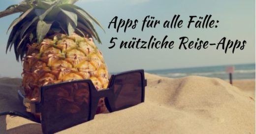Eine Ananas und eine Sonnenbrille liegen am Strand und oberhalb steht die Überschrift "Apps für alle Fälle: 5 nützliche Reise-Apps".