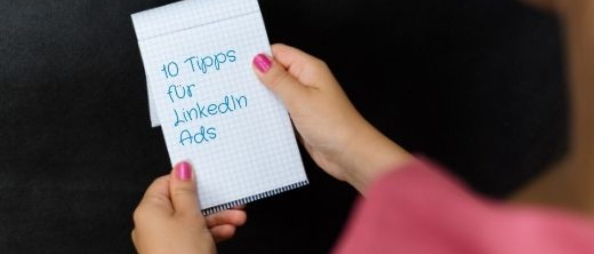10 Tipps für Linkedin Ads auf einem Schreibblock