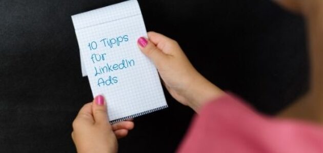 10 Tipps für Linkedin Ads auf einem Schreibblock
