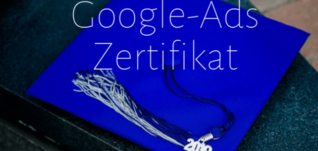 Blauer Graduation Hut mit Schriftzug Google-Ads Zertifikat.