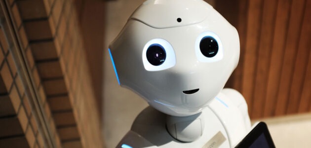Roboter Gesicht stellvertretend für Trends im Online-Marketing 2020