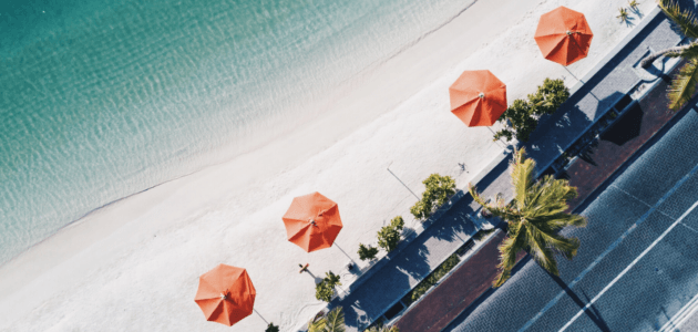 Strand Avenue mit Sonnenschirmen der ein perfektes Setup darstellt