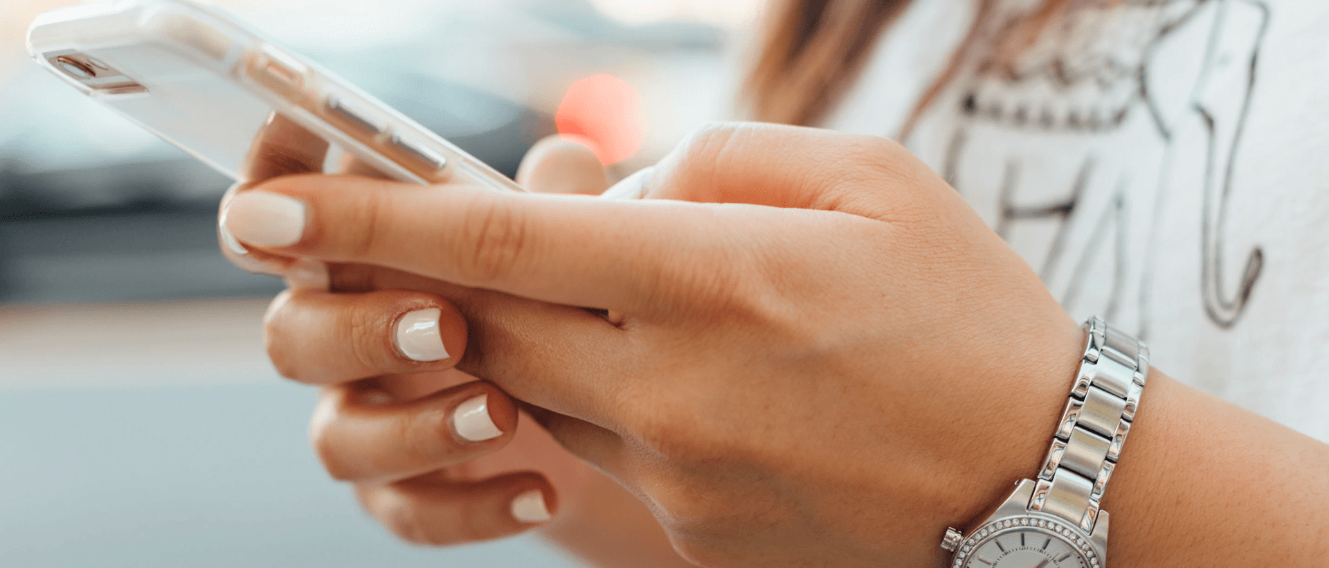 Frauenhände mit Handy sinnbildlich für E-Commerce Shops auf Mobile