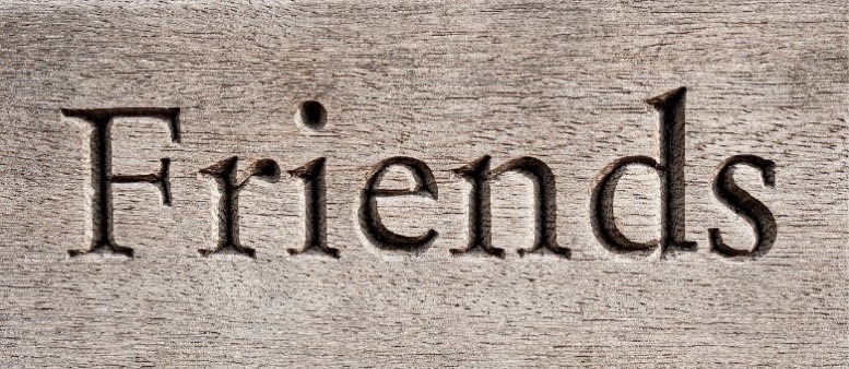 Holz, in dem "Friends" eingraviert ist mit Serifenschrift