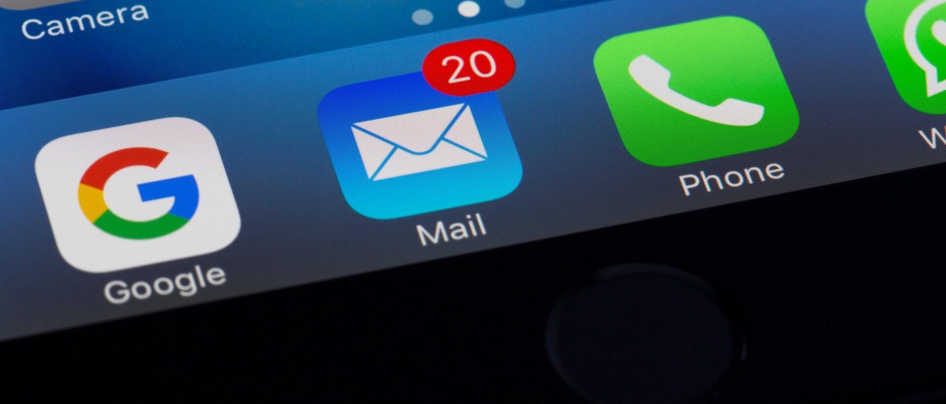 Auf einem iPhone werden eingegangene Mails angezeigt