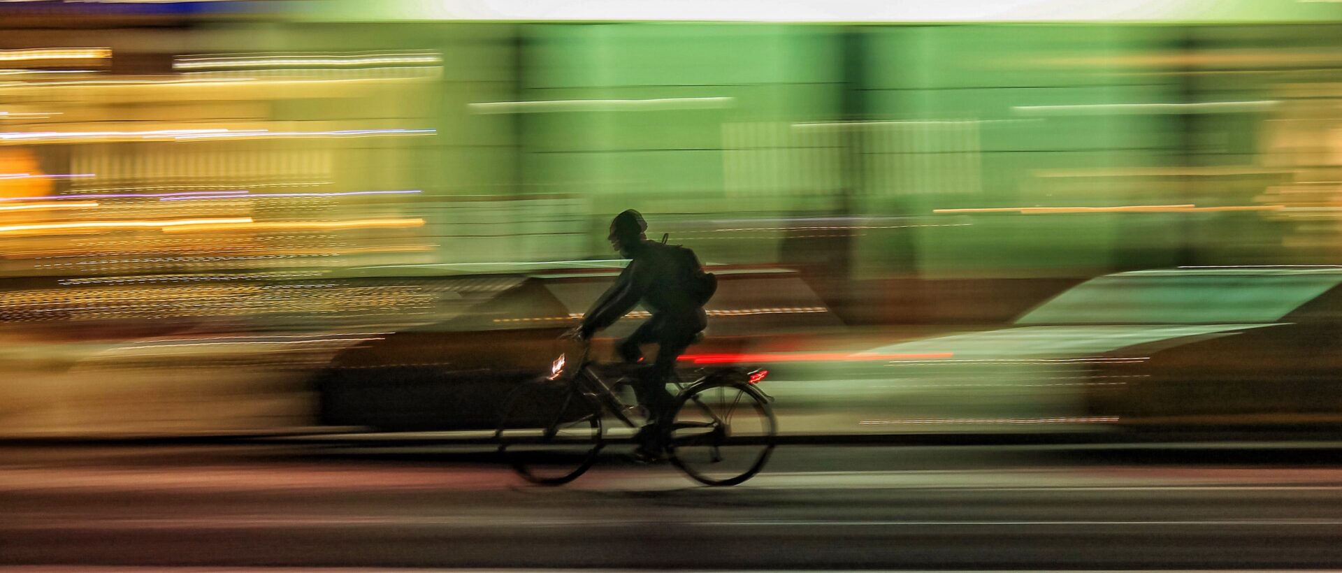 Fahrradfahrer im Timelaps sinnbildlich für Pagespeed von Websites