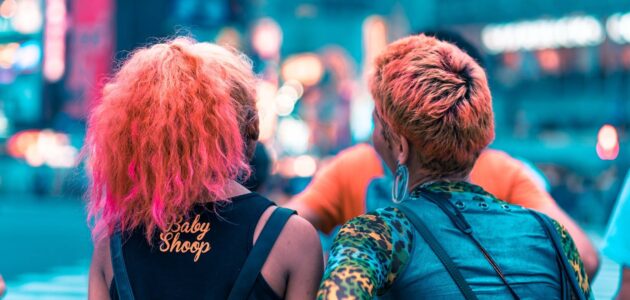 Zwei junge Frauen mit pinken Haaren stehen sinnbildlich für die Repräsentation der Generation Z.