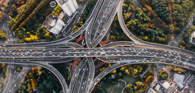 Autobahnnetz sinnbildlich für Konnektivität und Vernetzung rund um die Uhr mit Live-Chats xeit