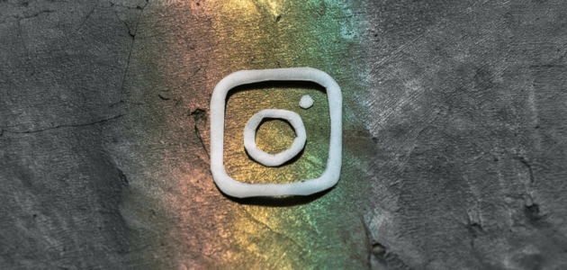 weisses Instagram Logo auf schwarzem Hintergrund