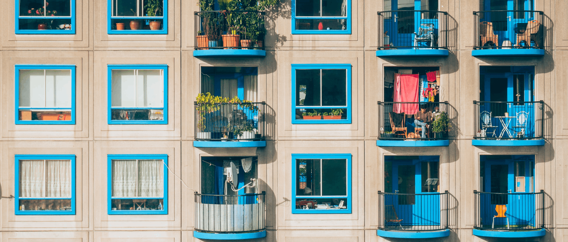 Hausfassade mit Balkonen sinnbildlich für modularen Aufbau und wiederverwendbare Blöcke in WordPress mit Gutenberg