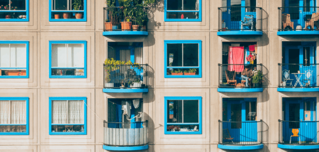 Hausfassade mit Balkonen sinnbildlich für modularen Aufbau und wiederverwendbare Blöcke in WordPress mit Gutenberg