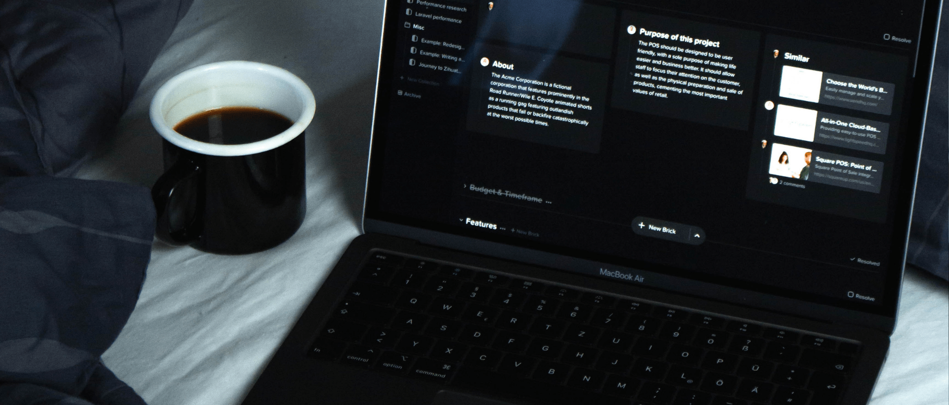 MacBook Pro im dunklen auf einem Bett. Auf dem Bildschirm ist ein Programm im dark mode offen