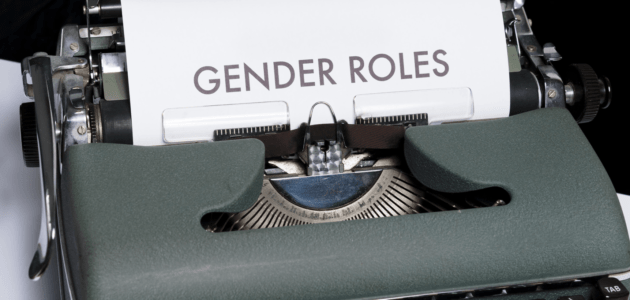 Schreibmaschine mit Papier, auf dem Gender Roles steht sinnbildlich für die Entwicklung der Gender Roles und welchen Einfluss gendertypisches Verhalten auf die Nutzung von Social Media hat xeit