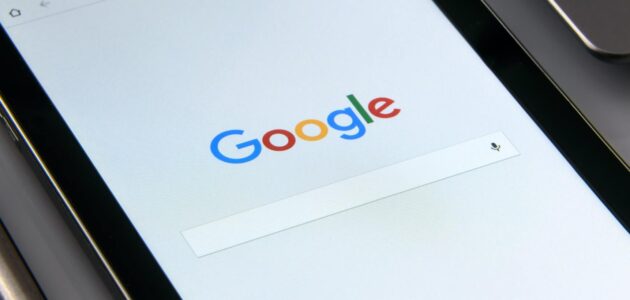 Das Bild zeigt ein Tablet, das die Google Suche aufgerufen hat.