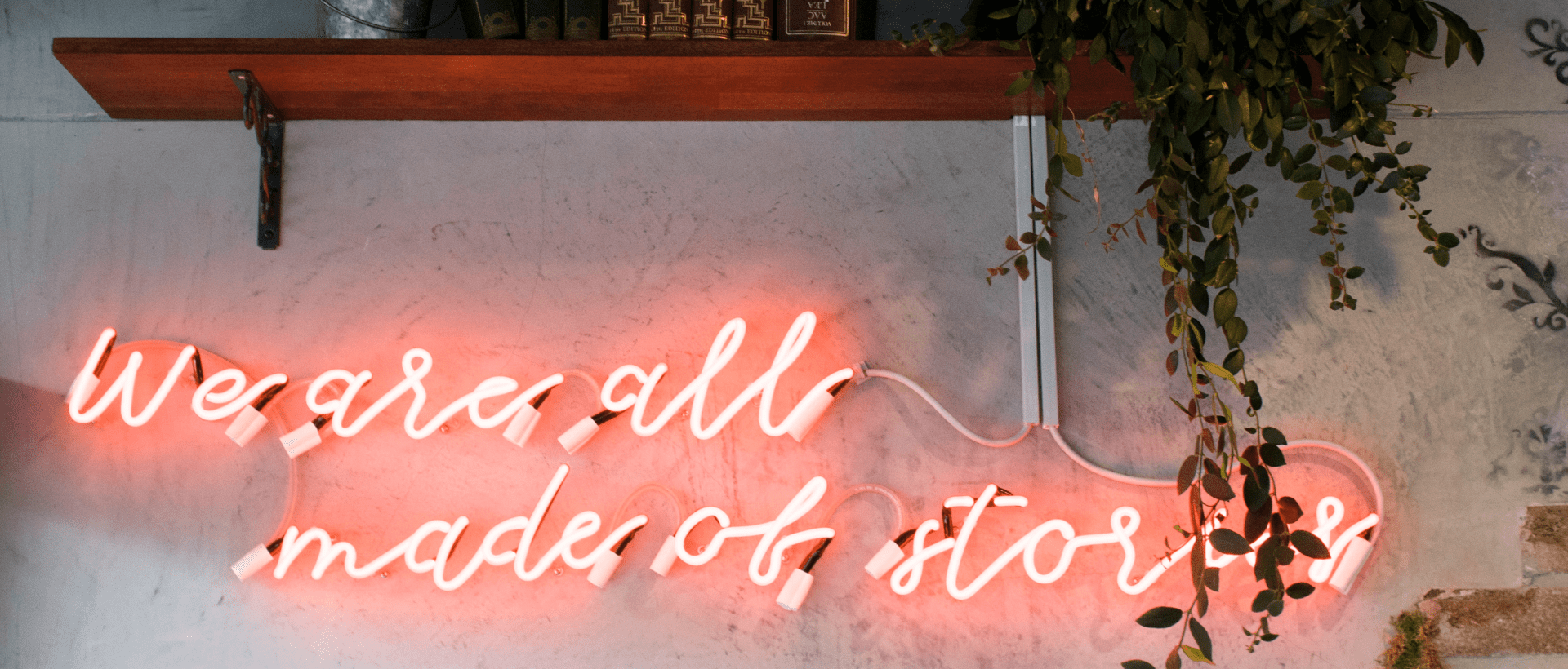 Ein Bild auf dem mit leuchtender Farbe "we are all made of stories" steht sinnbildlich für Leads erzielen mit Instagram Stories xeit