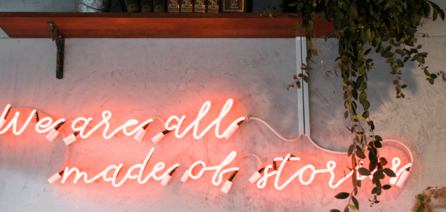 Ein Bild auf dem mit leuchtender Farbe "we are all made of stories" steht sinnbildlich für Leads erzielen mit Instagram Stories xeit