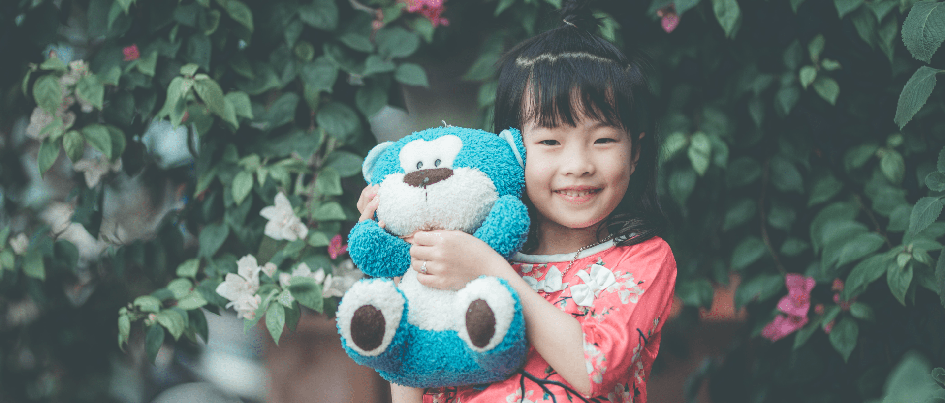 Mädchen mit Teddybär sinnbildlich für Kinder als Markenbotschafter und Influencer xeit