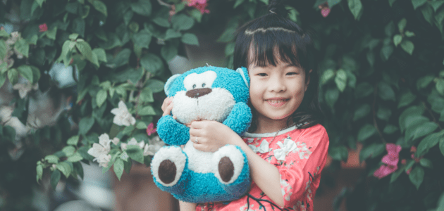 Mädchen mit Teddybär sinnbildlich für Kinder als Markenbotschafter und Influencer xeit