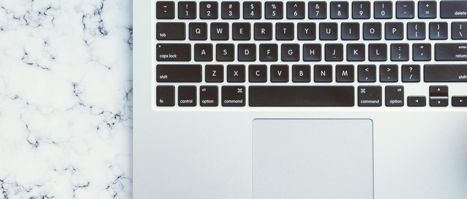 Eine Laptop Tastatur sinnbildlich für das Texten und insbesondere maschinelle Texterstellung durch KI xeit