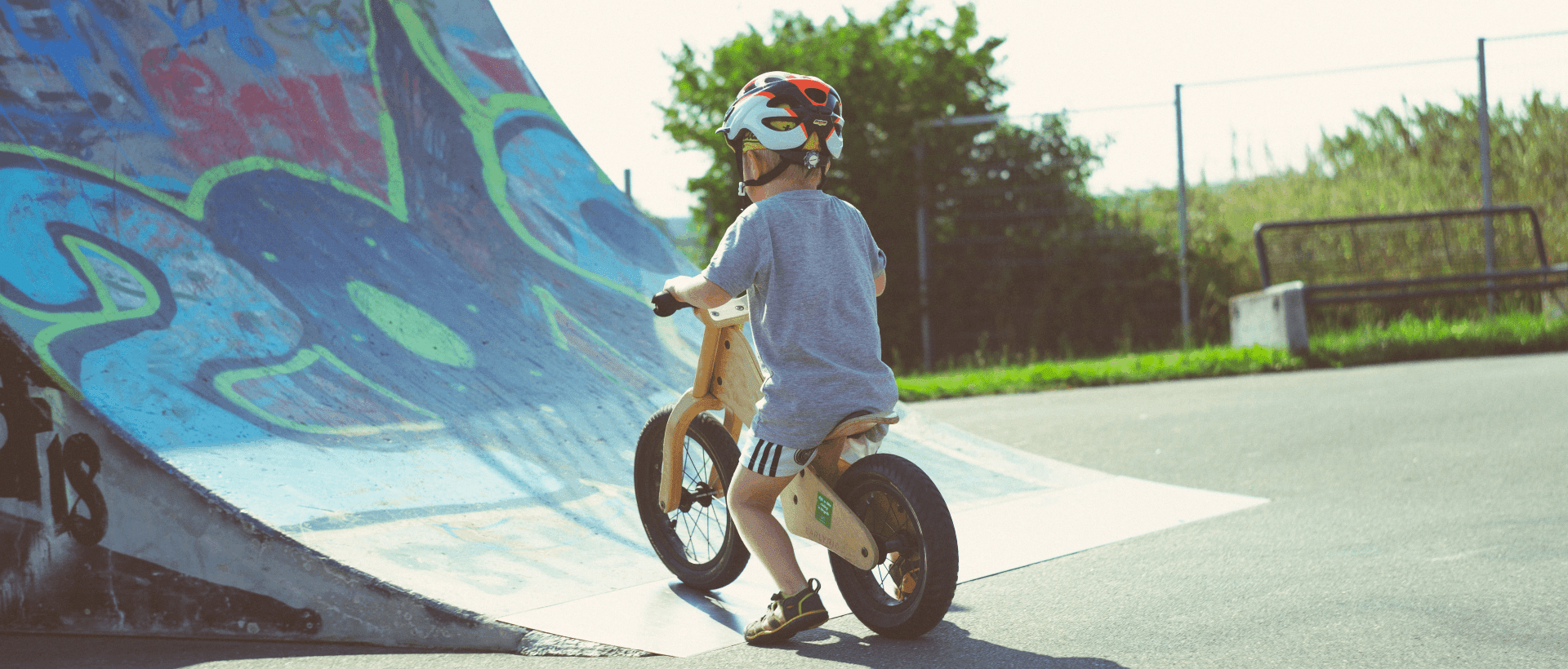 Kind auf einem Rad in einem Skatepark sinnbildlich für kinderleichte und schnelle Onpage-Optimierung für Verbesserung Sichtbarkeit xeit