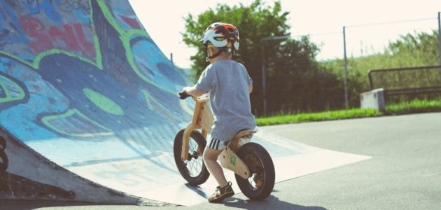 Kind auf einem Rad in einem Skatepark sinnbildlich für kinderleichte und schnelle Onpage-Optimierung für Verbesserung Sichtbarkeit xeit