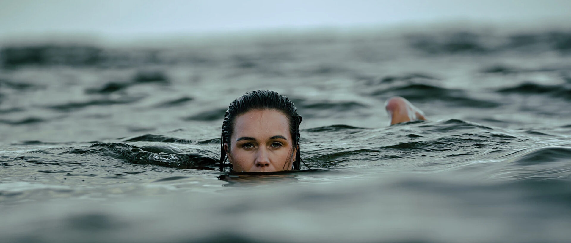 Frau schwimmt im Wasser