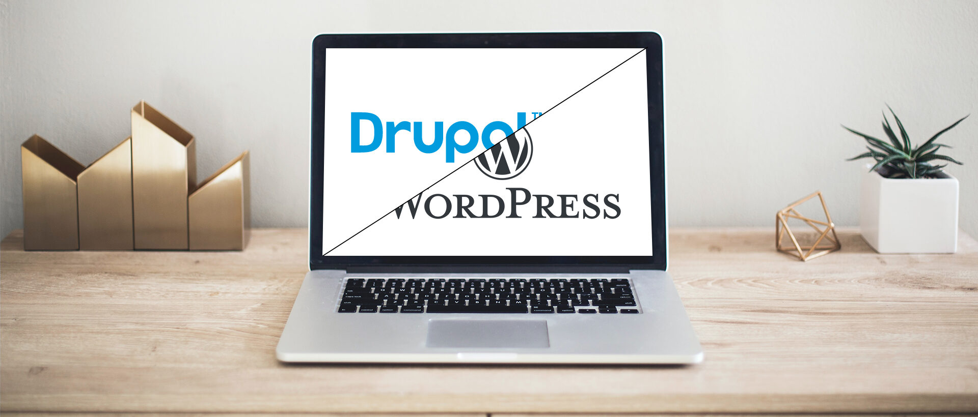 MacBook Pro mit WordPress und Drupal Logo auf dem Bildschirm