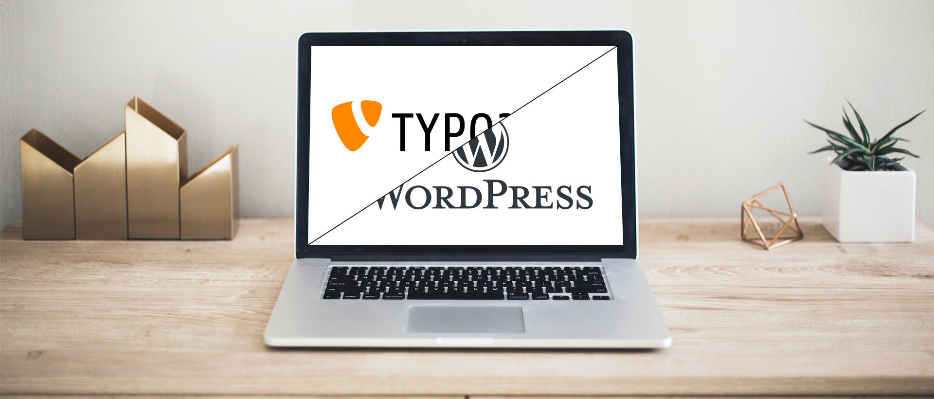 MacBook Pro mit WordPress und TYPO3 Logo auf dem Bildschirm