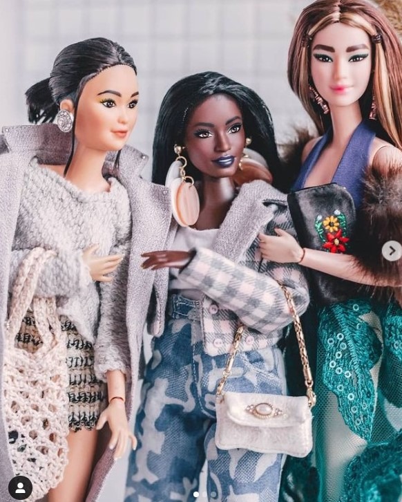 Drei Puppen posieren als Fashionistas