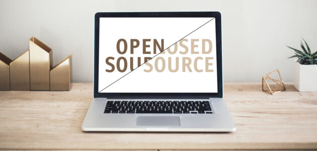 MacBook Pro mit Open Source vs Closed Source (proprietäres CMS) auf dem Bildschirm