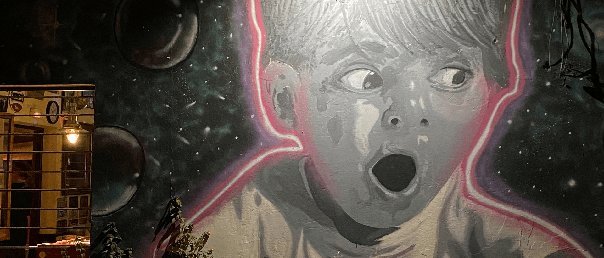 Erstaunter Junge - Graffiti
