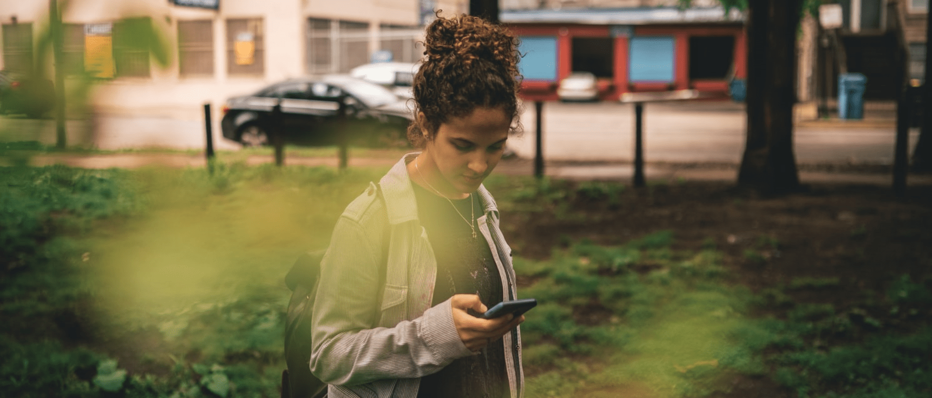 Ein junges Mädchen, der Generation Z, das auf ihr Handy schaut und die Nutzung von Plattformen darstellen soll.