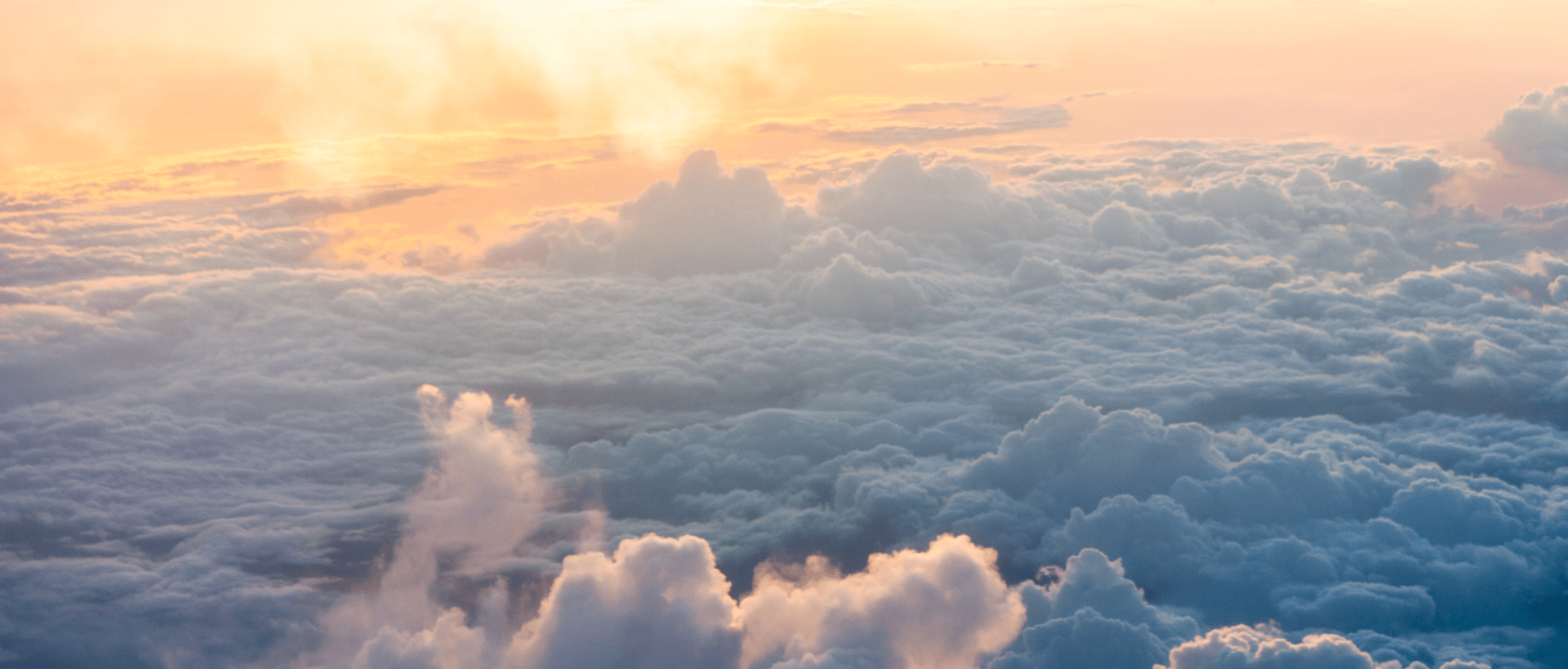 Ein Wolkenmeer erstreckt sich über das Bild sinnbildlich für Worldbuilding im Storytelling