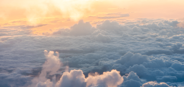 Ein Wolkenmeer erstreckt sich über das Bild sinnbildlich für Worldbuilding im Storytelling